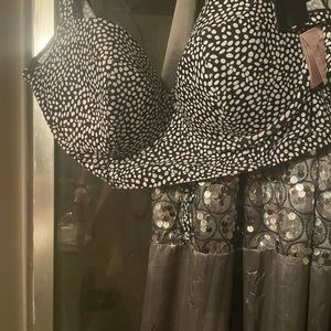 40 DD swimwear with support wire